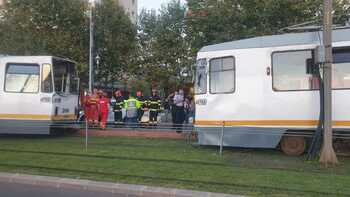 Un tramvai a pornit din depou fără vatman la Arad şi a lovit un alt tramvai cu călători / Şapte persoane au fost (…)