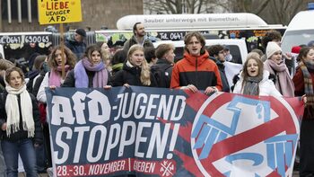 Extrema dreaptă germană îşi reconstruieşte organizaţia de tineret, Generation Deutschland, în pofida protestelor și (…)