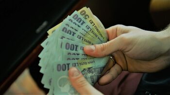 Lovitură pentru asistații social! Statul îți oprește banii înainte să-i primești