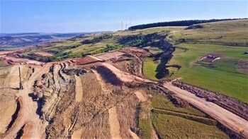 Alunecare de teren lângă autostrada Sibiu-Pitești. Un complex turistic, în pericol
