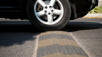 Amendă și suspendarea permisului pentru șoferii care ocolesc limitatoarele de viteză. Este o practică frecvent (…)