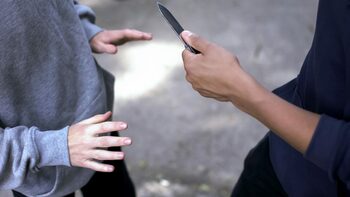 Incident la școală! Profesor amenințat de tatăl unei eleve cu briceagul, de față cu elevii