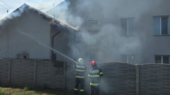 O anexă gospodărească, curpinsă de flăcări! Acoperișul și bunurile au ars