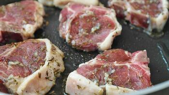 Consumul de carne trebuie redus la o porţie mică