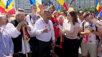 Apelul miilor de oamenilor care protestează în Piața Victoriei: „Frați români, nu mai dormiți! Poporul suferă”