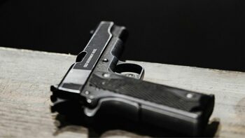 Bărbat din Turda, prins în flagrant în timp ce vindea o armă pentru 1.200 de euro