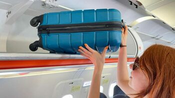 Ryanair oferă bonusuri angajaţilor dacă depistează bagaje de mână supradimensionate