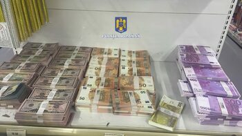 Mehedinți: Polițiștii au confiscat aproape 40.000 de bancnote false puse la vânzare într-un magazin