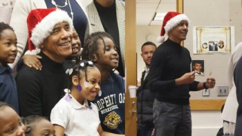 Obama în rol de Moș Crăciun: Fostul președinte american le-a citit povești elevilor din Chicago