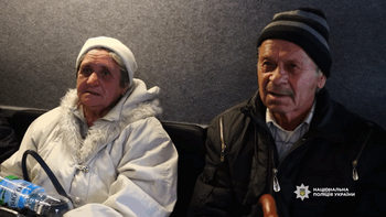 Doi bătrâni din Ucraina, rămași fără casă, au mers pe jos 16 kilometri. Povestea emoționantă a cuplului