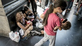 Mamă acuzată că și-ar fi batjocorit bebelușul de 6 luni. Cazul a ajuns în instanță după reclamațiile tatălui