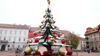 Oraşul care şi-a enervat locuitorii după ce a instalat brad din tablă, unic.