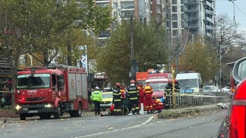 Incident șocant în București! Un camion a acroșat un cablu de la tramvai și a căzut peste o femeie. Victima este (…)