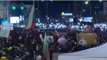 Proteste violente în Bulgaria! Miile de manifestanți au aruncat cu pietre și petarde. Polițiștii au folosit gazele (…)