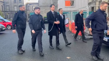 Profesor irlandez care a refuzat să folosească pronume “transgender” la școală, băgat la închisoare şi purtat în lanţuri