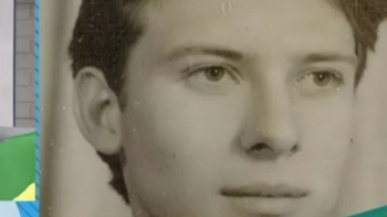 Tânărul din imagine este acum unul dintre cei mai cunoscuți români. Îl vezi aproape zilnic la TV