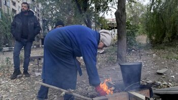 Cum rezistă puținii civili rămași în Kosteantinivka, în ciuda bombardamentelor constante