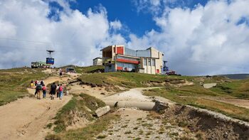 Cabana BABELE, aflată la cota 2.200 în inima Bucegilor, scoasă la vânzare. Locația s-ar putea transforma într-unul (…)