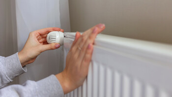 De ce nu este bine să oprești de tot căldura când pleci de acasă! Cum să reduci consumul de energie fără să pui (…)