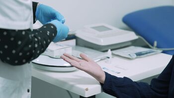 Administraţia Trump va susţine un program împotriva HIV,