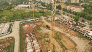 După 10 ani de așteptare se pun schelele pe blocurile din cartierul chinezesc