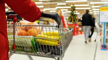 Câți bani vor cheltui românii de sărbători! Pe ce vor da cel mai mult!