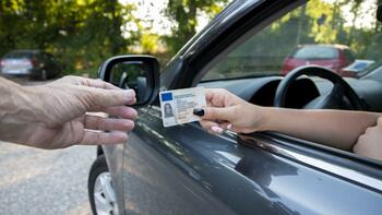 Apare certificatul auto digital! Unde a intrat în vigoare legea! Devine obligatoriu la fiecare control rutier!