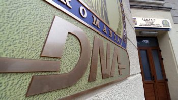 Inspector de la ANAF, trimis în judecată după ce a fost prins luând mită