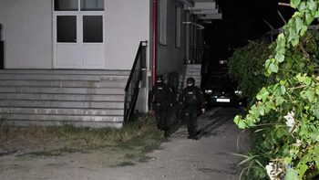 Polițiștii au intrat peste bărbatul care și-a ucis fiul vitreg și și-a sechestrat cumnata. Criminalul s-a predat (…)