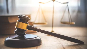 Povestea alambicată a unei mame cu trei copii, concediată înainte să anunțe că e însărcinată din nou. Și-a dat (…)