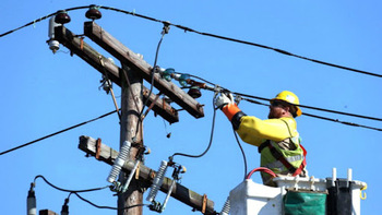 Distribuție Oltenia: Rețeaua electrică, afectată de vântul puternic în mai multe zone