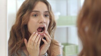 Cauza Alzheimerului s-ar putea ascunde în spatele unei infecții gingivale