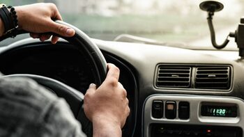 Amenzi uriașe și suspendarea permisului pentru șoferi! Dispozitivul interzis în orice mașină!