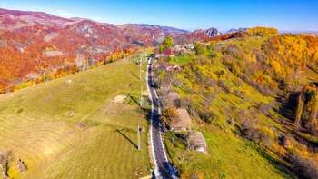 Șurile cu acoperiș din paie, construcțiile arhaice din Apuseni care rezistă de peste 100 de ani. Drumul nou care le (…)