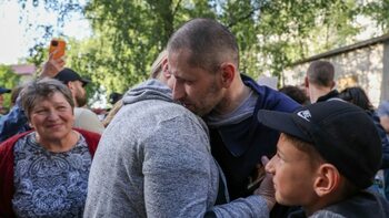 Apărătorii Mariupolului revin din prizonierat, într-un nou schimb cu rușii
