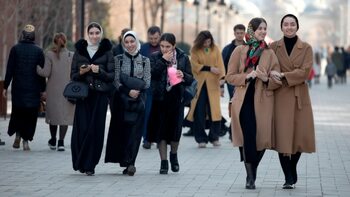 Noi restricții privind moda feminină în Cecenia. Este vorba despre control, nu despre tradiție, spun criticii