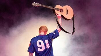 Warner Music a semnat „acordul istoric” pentru generarea de muzică cu ajutorul AI. La ce se pot aștepta utilizatorii?