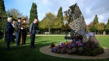 Regele Charles a depus flori la primul monument pentru militarii LGBT+ din Marea Britanie