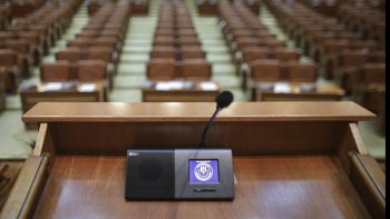 Tensiuni în Coaliție după alegerile la Capitală: moțiunea de cenzură care ar putea trimite acasă Guvernul Bolojan