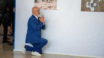 Edi Rama, gest surpriză la conferința pentru reconstrucția Ucrainei: s-a așezat în genunchi înainte să o salute pe (…)