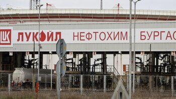 Efectul de domino Lukoil: Bulgaria mai are rezerve pe o lună, rușii ies din Irak, Kremlinul discută problema cu kazahii