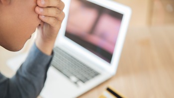 Circulă o nouă metodă de înșelătorie online! Mesajul prin care escrocii îi sperie pe utilizatori și le fură banii (…)