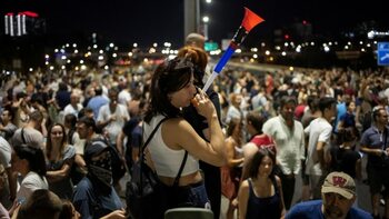 Baricade la Belgrad: Protestatari antiguvernamentali cer alegeri anticipate