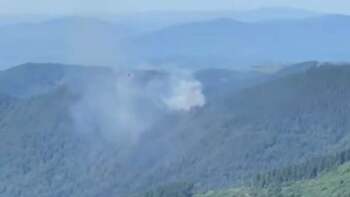 Zeci de pompieri și un elicopter Black Hawk încearcă să stingă incendiul de pădure în Masivul Țibleș