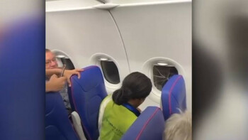 Panică în timpul unui zbor Londra-Bacău! Un geam spart a fost lipit, efectiv, cu scotch