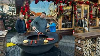 La Târgul de Crăciun de la Sibiu poți să îți prăjești singur cârnații pe o plită încălzită cu lemne