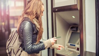O importantă bancă își închide toate bancomatele! Cum vor putea clienții să își recupereze banii!