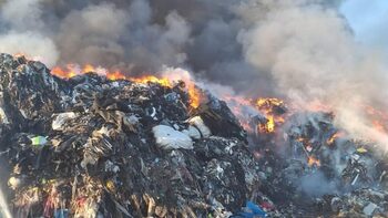 Un depozit de deșeuri din Prahova arde de 24 de ore. Suprafața afectată s-a dublat
