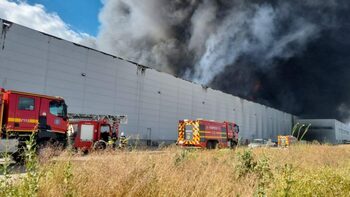 Incendiu de proporții la o hală dintr-un parc logistic situat pe A1, în județul Giurgiu. Pompierii intervin cu (…)