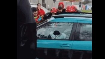 Imagini incredibile surprinse în Bucureşti. Un șofer lovește ambulanța SMURD venită să-l ajute după ce a intrat (…)